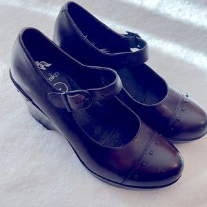 Dansko heels only worn once. SZ 40
